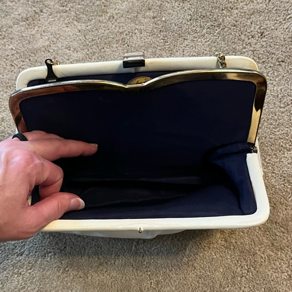 Vintage 1960s Ande’ White Faux Leather Handbag with Hinged Frame - Picture 11 of 12